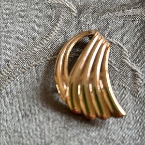 Elegant Gold-Toned Women's Brooch